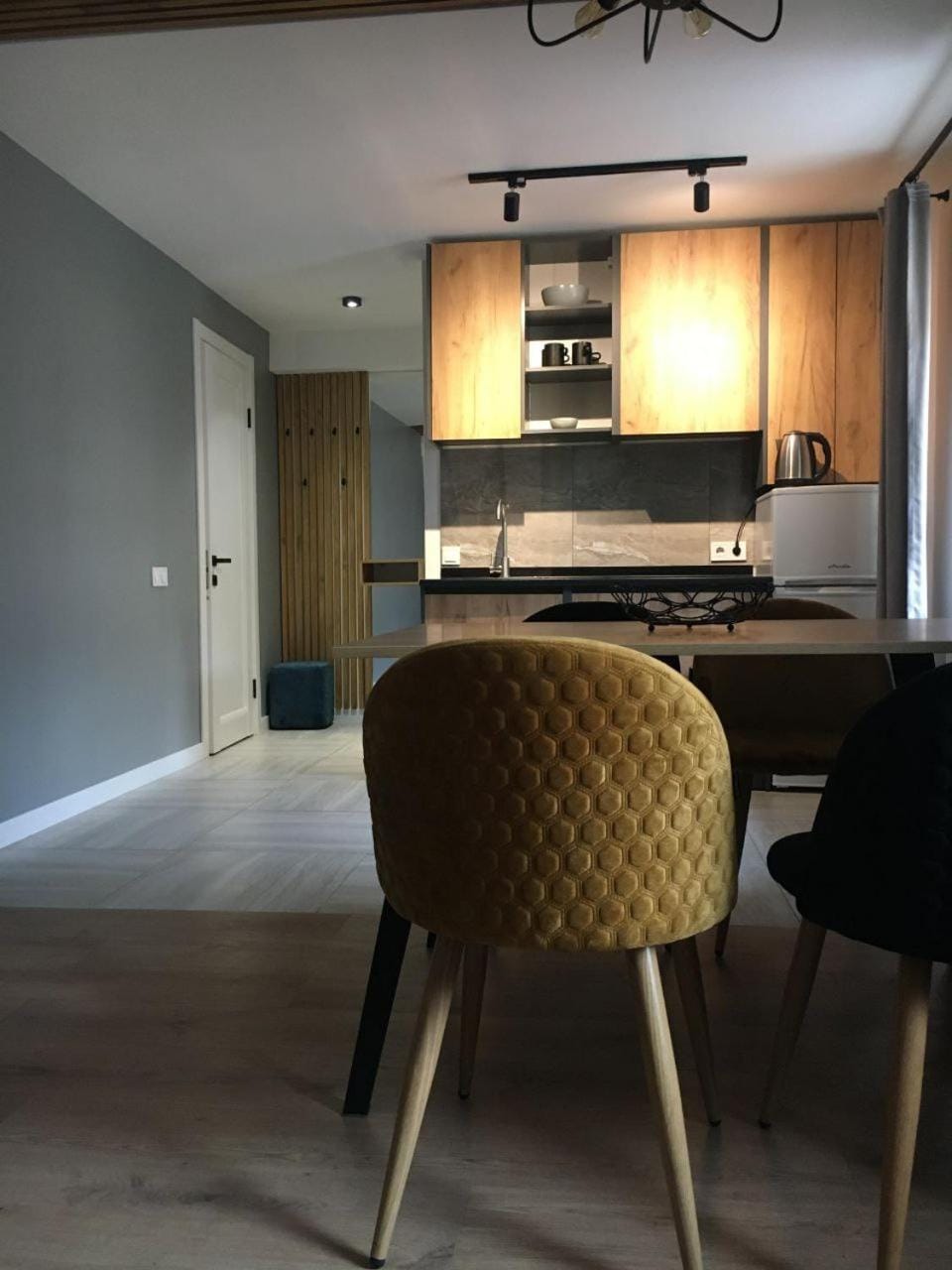 Kitchen or kitchenette, Living room, Seating area, Dining area, Communal kitchen