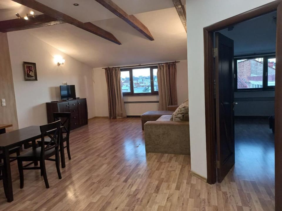 Communal lounge/ TV room, TV and multimedia, Living room, Seating area, Dining area