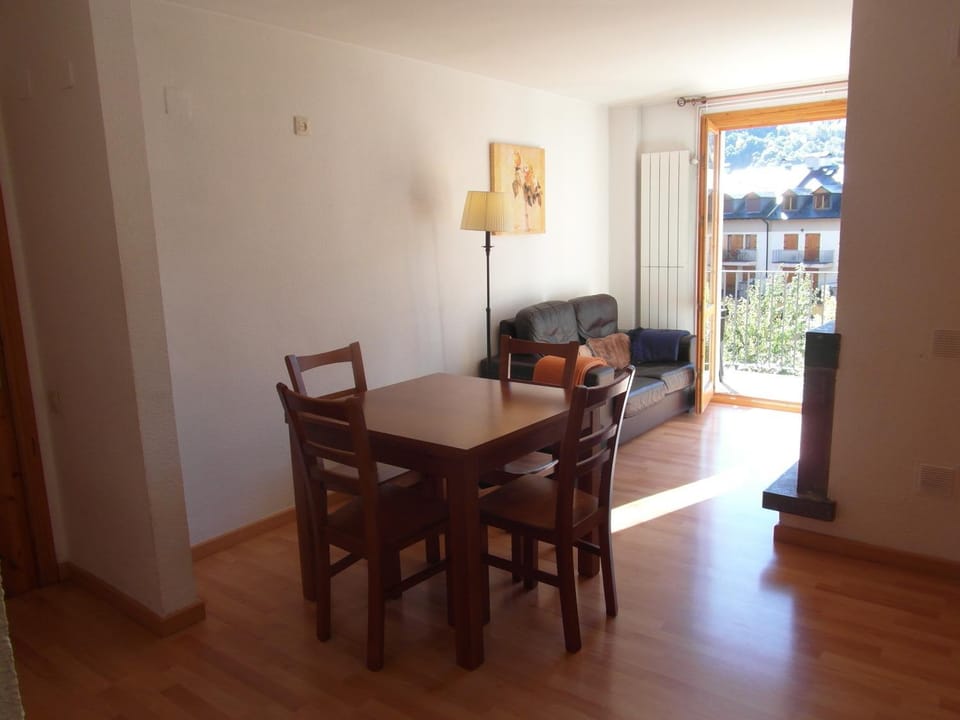 View (from property/room), Balcony/Terrace, Living room, Dining area, Mountain view, Street view