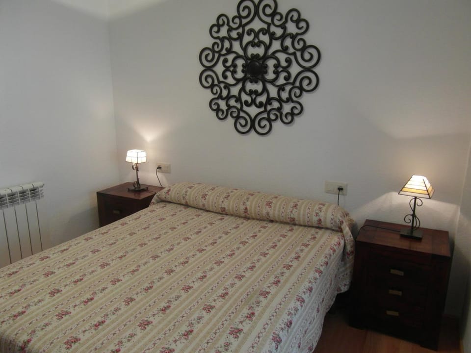 Bed, Photo of the whole room, Decorative detail, Bedroom