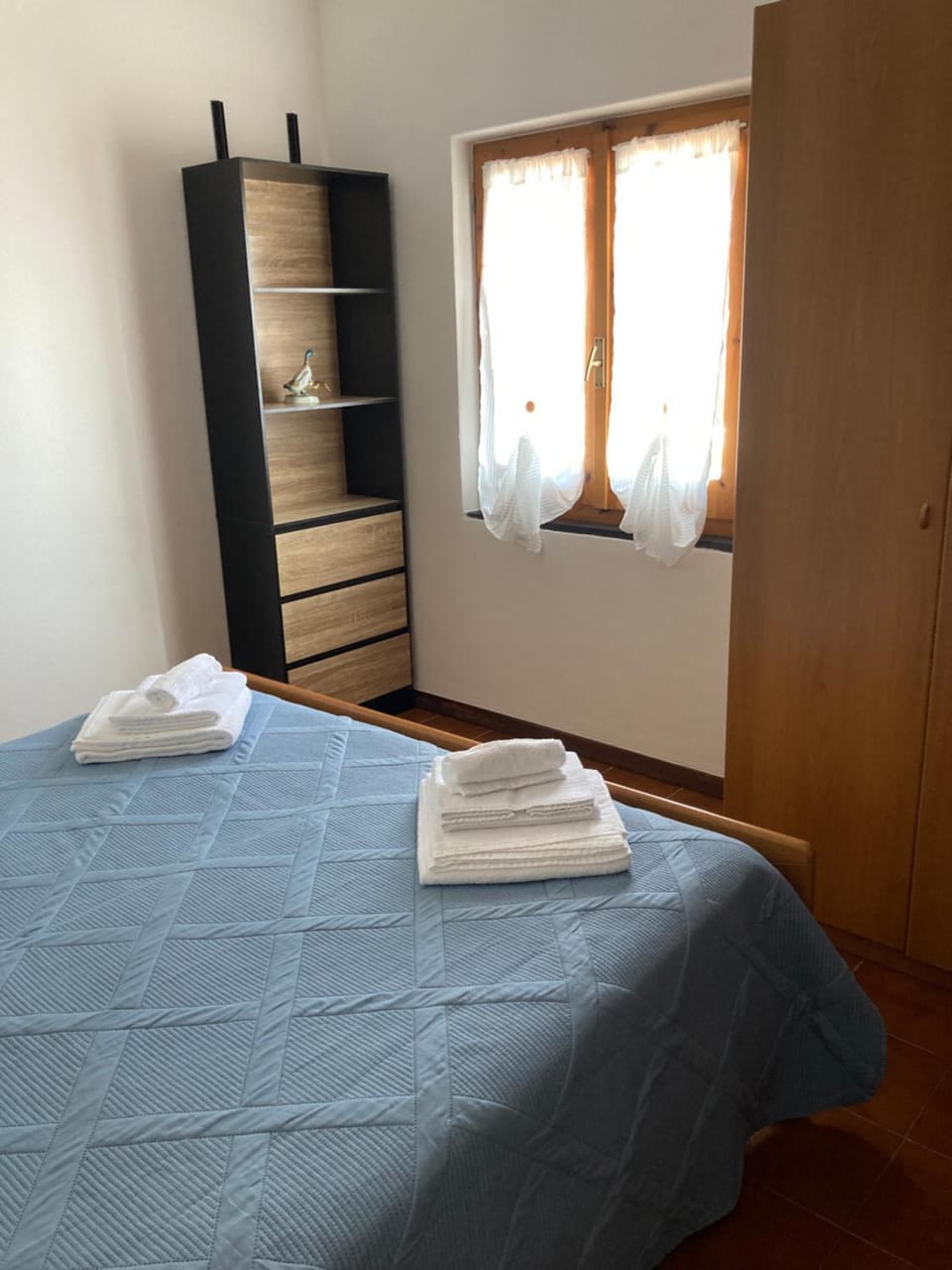 Photo of the whole room, towels