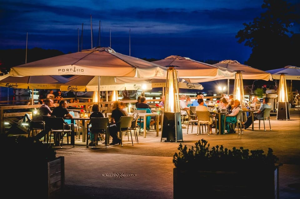 Restaurant/places to eat, Restaurant/places to eat, Restaurant/places to eat, Night, Balcony/Terrace