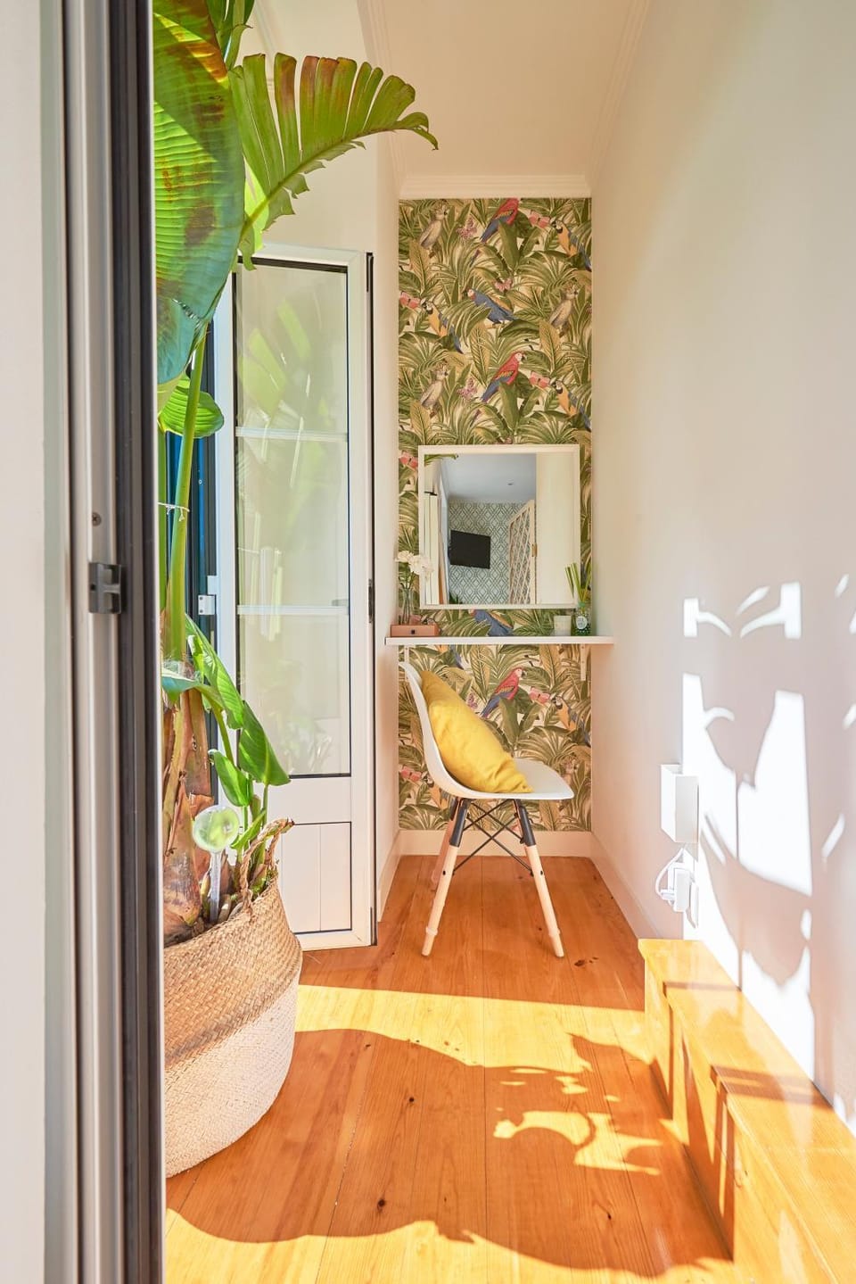 Property building, Communal lounge/ TV room, View (from property/room), Other, Decorative detail, City view, Street view