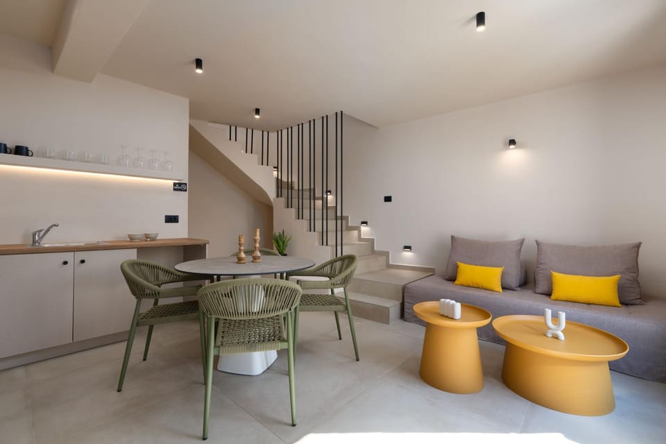 Kitchen or kitchenette, Living room, Seating area, Dining area