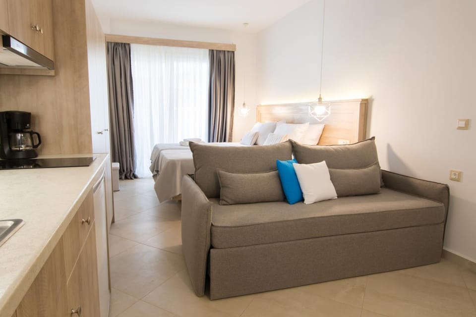 Food close-up, Coffee/tea facilities, Kitchen or kitchenette, Living room, Seating area, Bedroom, City view, Street view, Family
