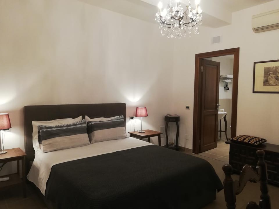 Shower, Toilet, Bathroom, TV and multimedia, Bedroom