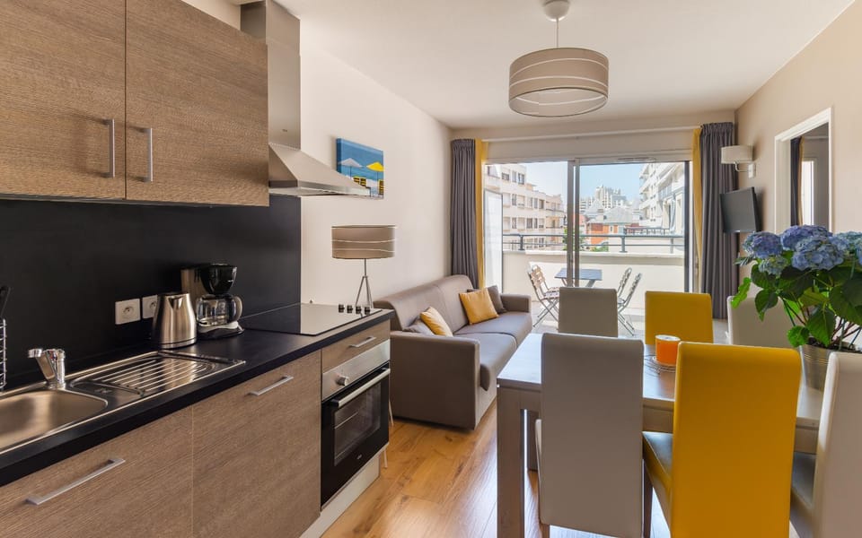 Day, Coffee/tea facilities, Kitchen or kitchenette, Living room, Seating area, Dining area, stove