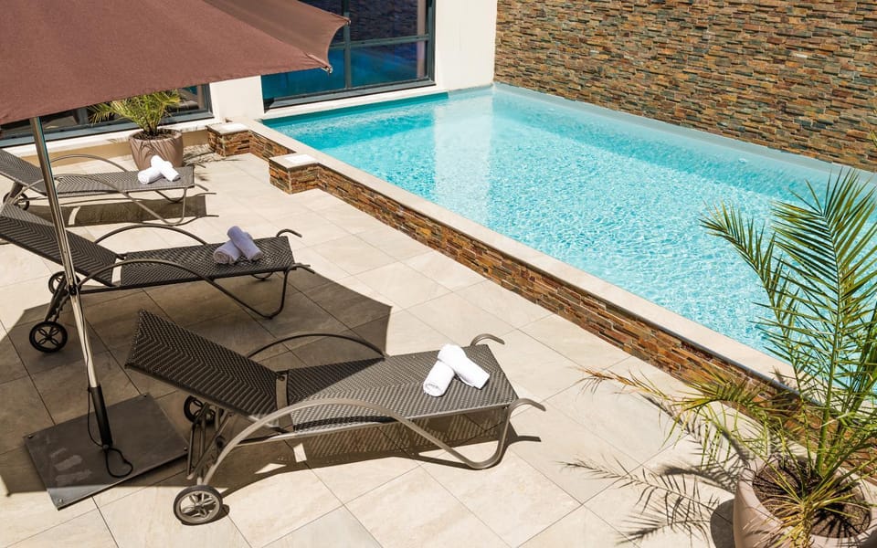 Day, Swimming pool, Swimming pool, sunbed