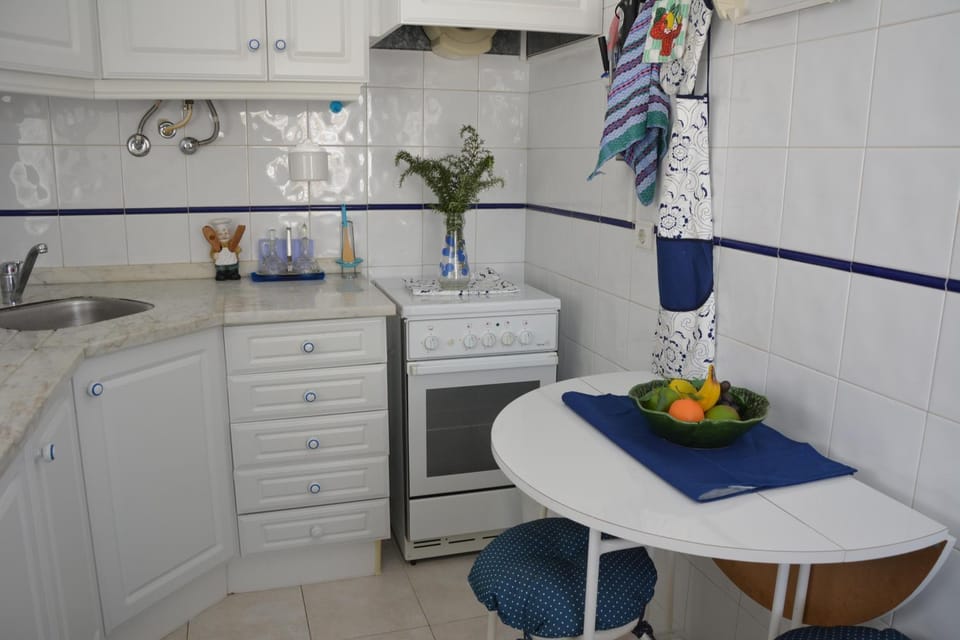 Kitchen or kitchenette, Dining area, Communal kitchen