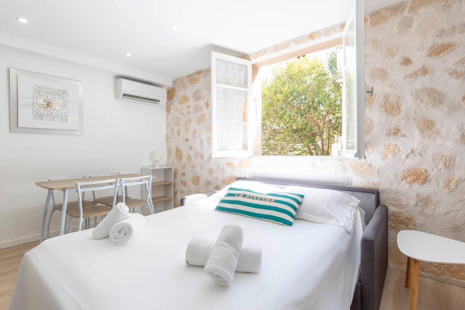 Chez Dominique 4 Guest Apartment in Migrainier Central Antibes with AC Apartment in Antibes