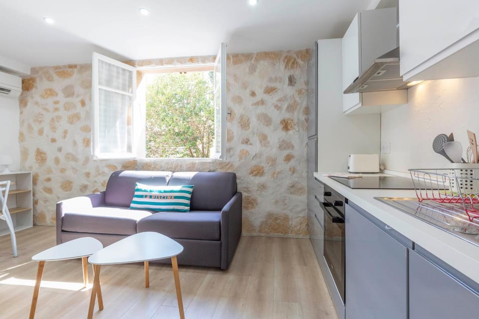 Chez Dominique 4 Guest Apartment in Migrainier Central Antibes with AC Apartment in Antibes