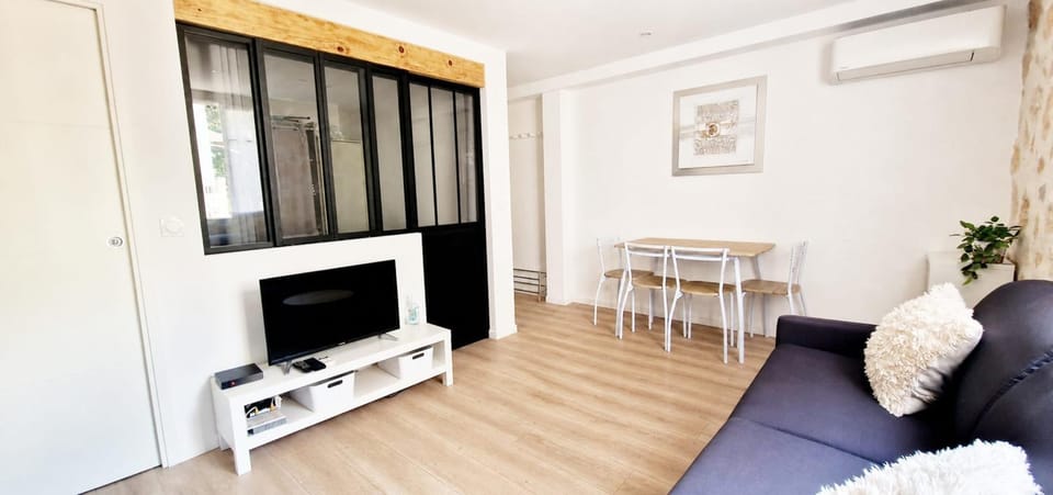 Chez Dominique 4 Guest Apartment in Migrainier Central Antibes with AC Apartment in Antibes