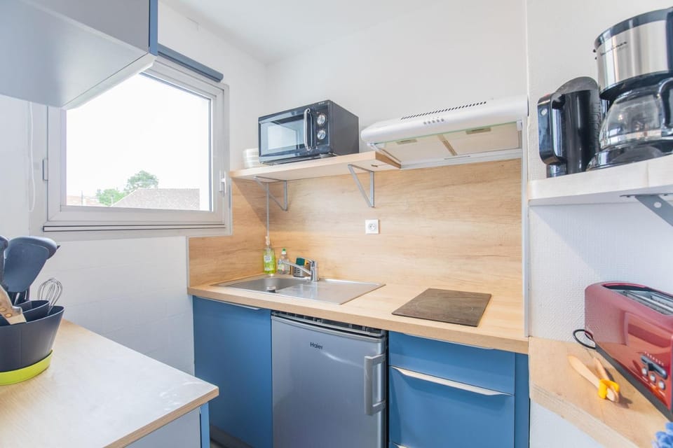 Kitchen or kitchenette, minibar, stove, toaster