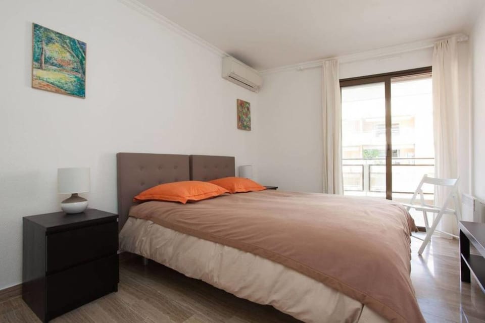 Bed, Photo of the whole room, Bedroom, air conditioner