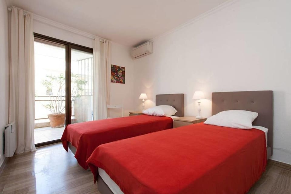 Bed, Photo of the whole room, Bedroom, air conditioner