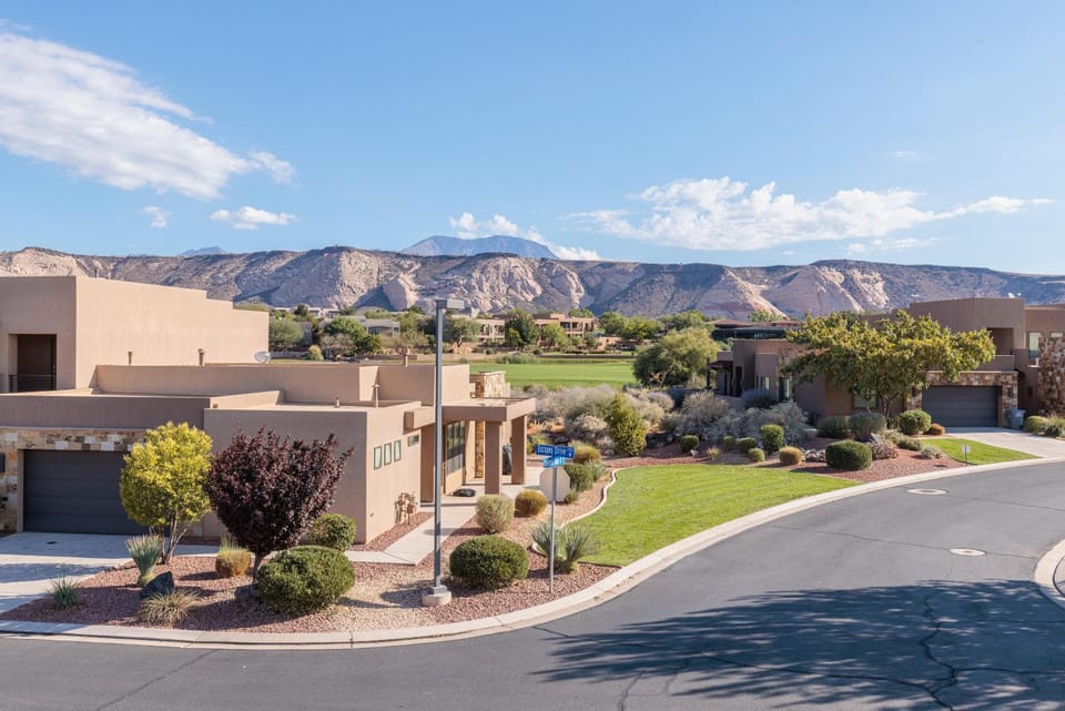 Sunny Ledgeview Retreat House in St George