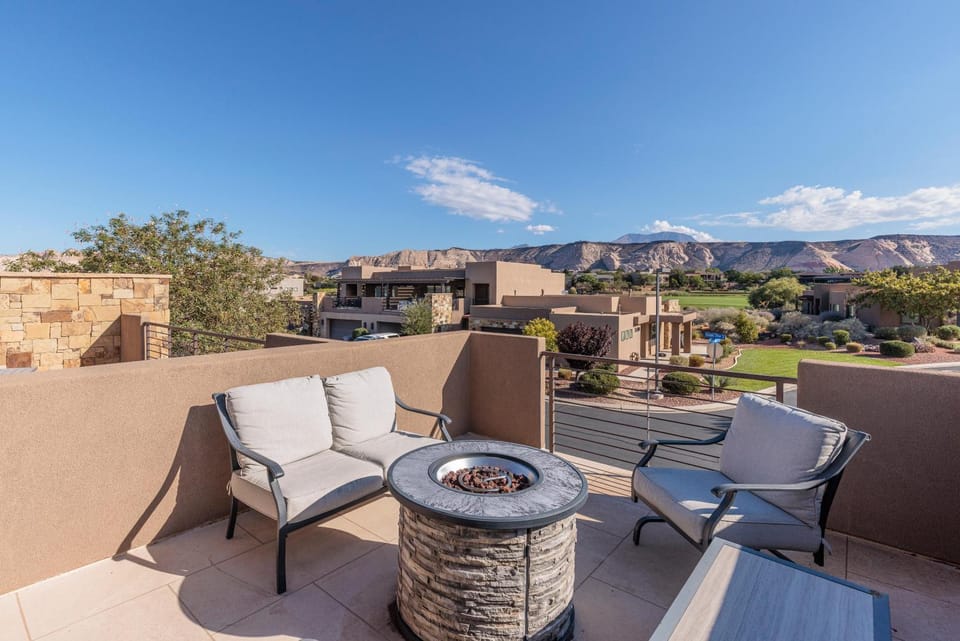 Sunny Ledgeview Retreat House in St George