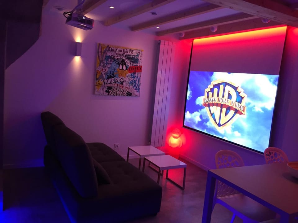 Communal lounge/ TV room, TV and multimedia, Living room