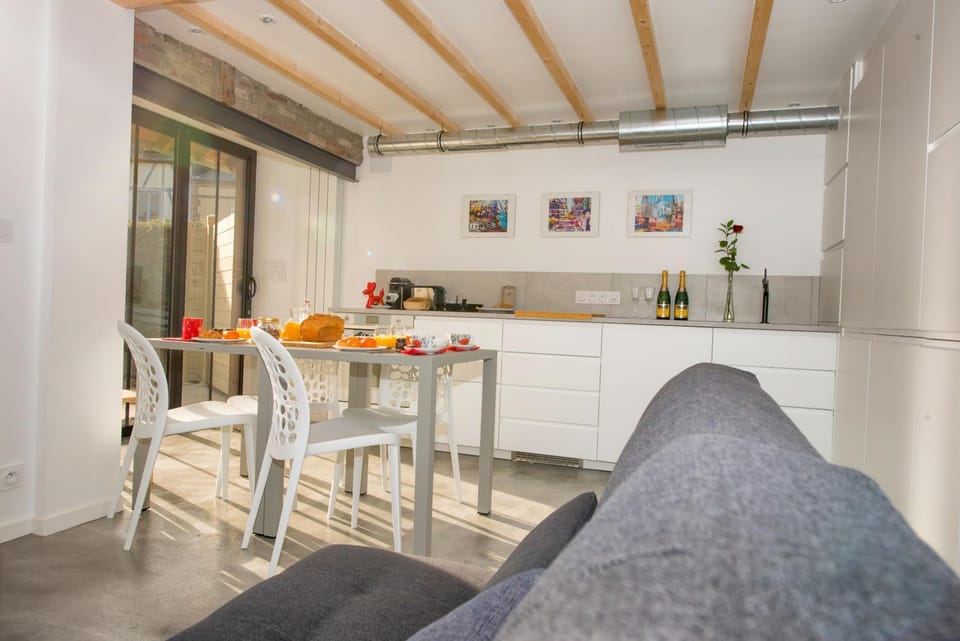 Kitchen or kitchenette, Dining area