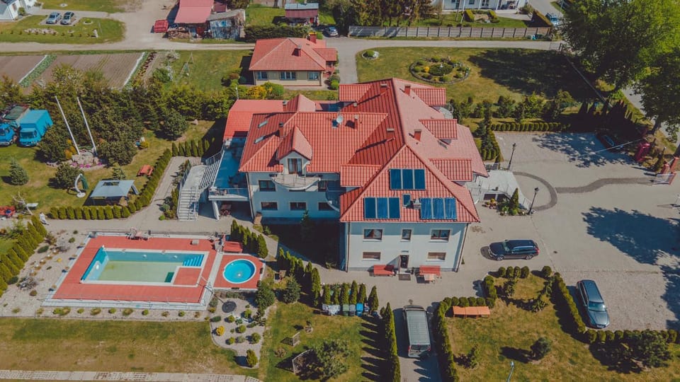 Bird's eye view, Location