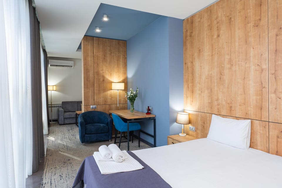 Bed, Photo of the whole room, Seating area, Bedroom, towels