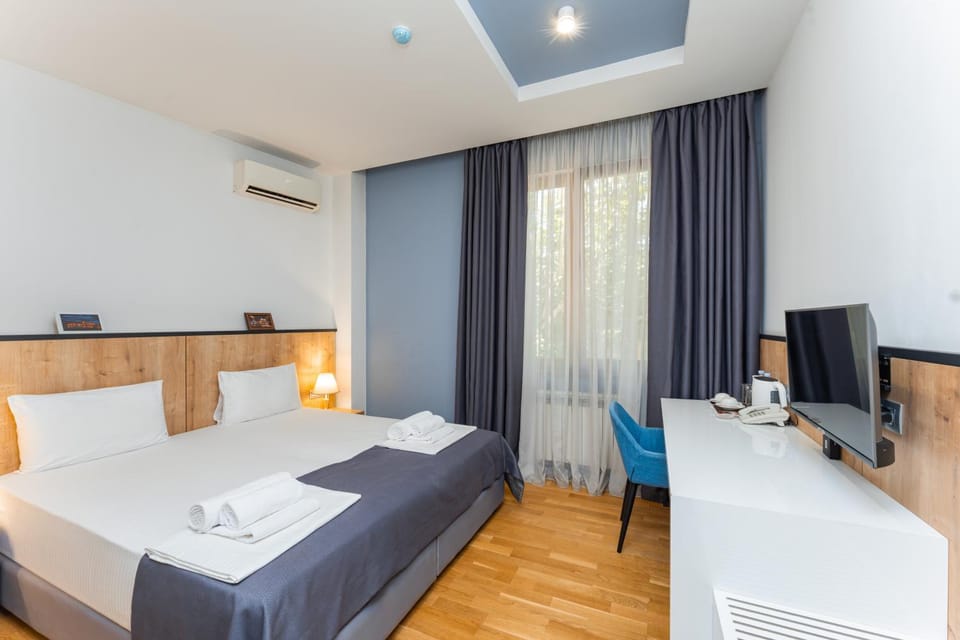 Bed, TV and multimedia, Photo of the whole room, Bedroom, towels, air conditioner