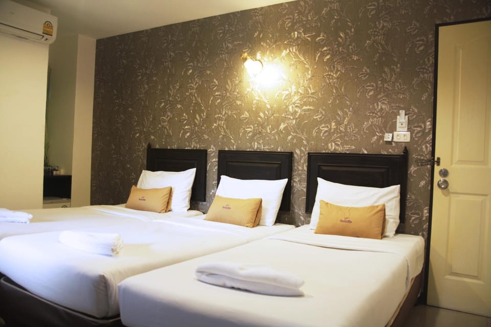 Photo of the whole room, Decorative detail, bunk bed