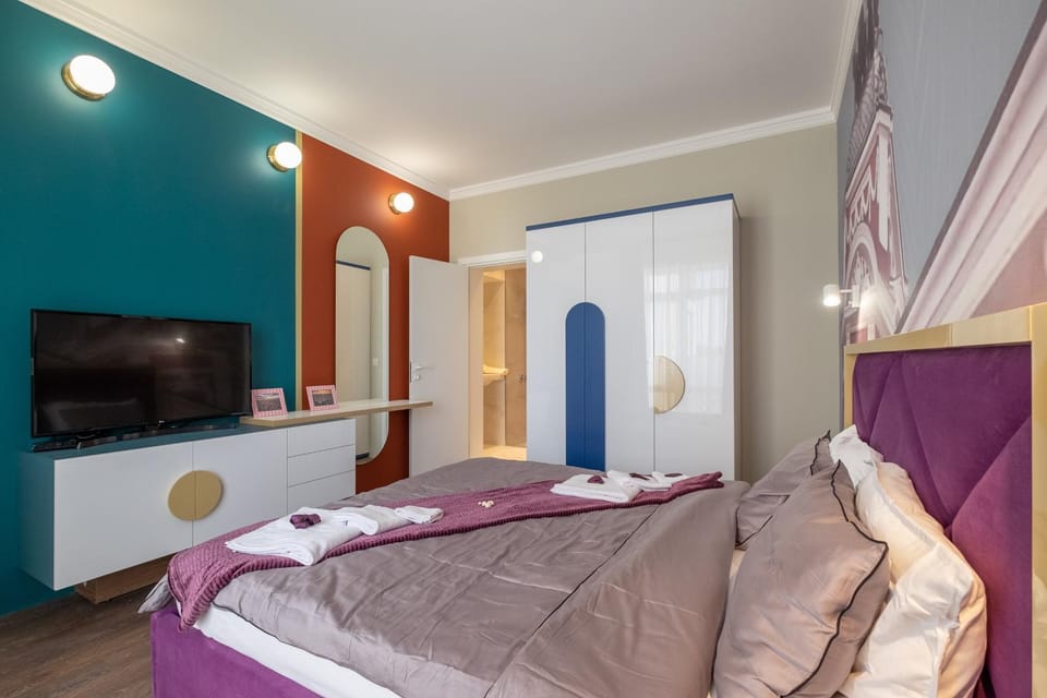 Bed, TV and multimedia, Photo of the whole room, Bedroom, towels, wardrobe