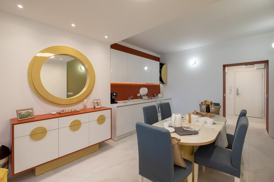Kitchen or kitchenette, Seating area, Dining area