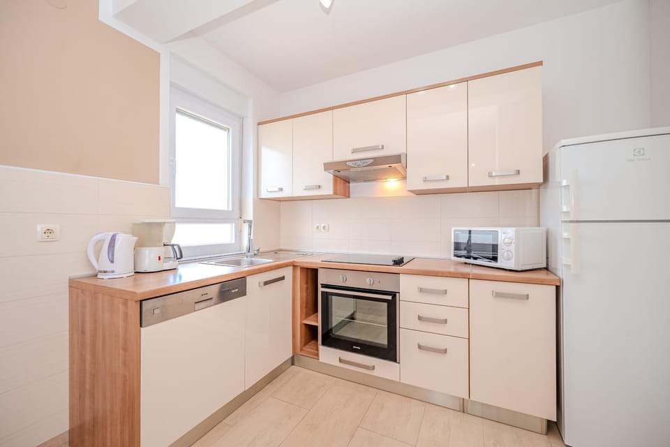 Kitchen or kitchenette, dishwasher