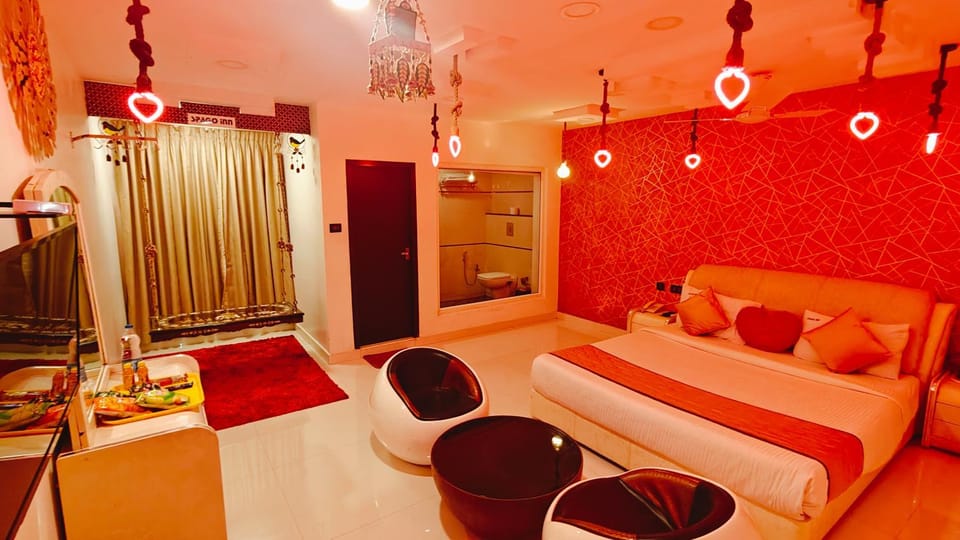 Bed, TV and multimedia, Photo of the whole room, Seating area, Bedroom