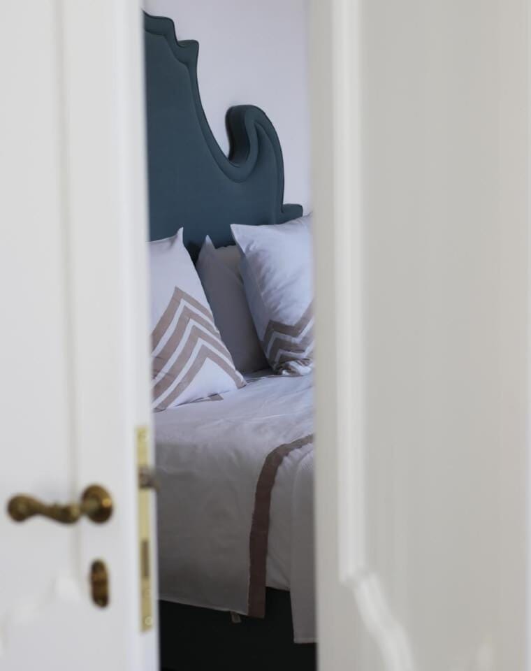 Photo of the whole room, Decorative detail