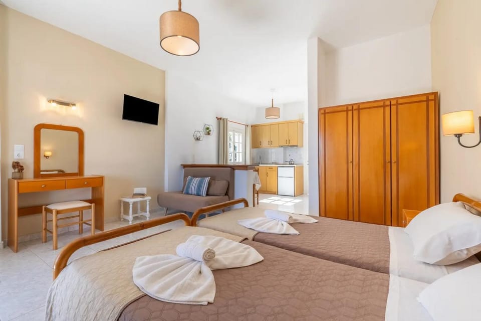 Bed, Kitchen or kitchenette, Living room, Seating area, Bedroom, wardrobe