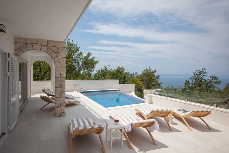 Seating area, Sea view, Swimming pool