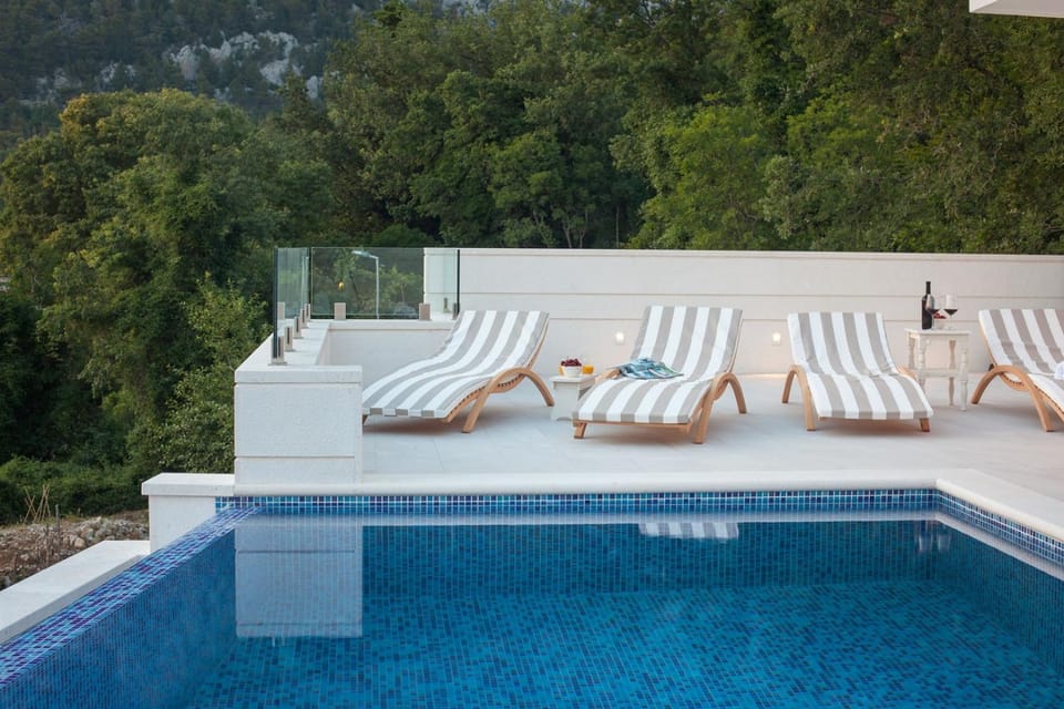 Balcony/Terrace, Seating area, Swimming pool