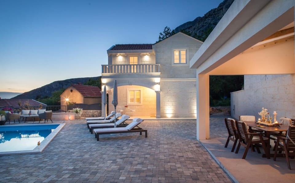 Seating area, Mountain view, Swimming pool