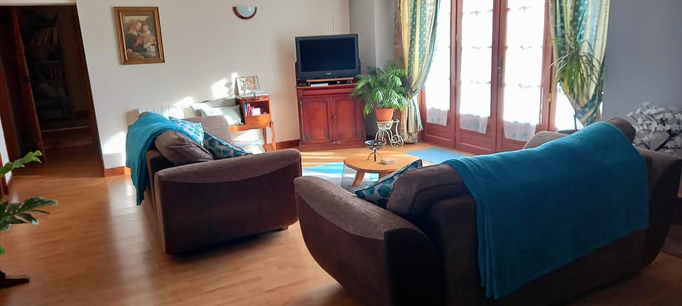 Communal lounge/ TV room, Facade/entrance