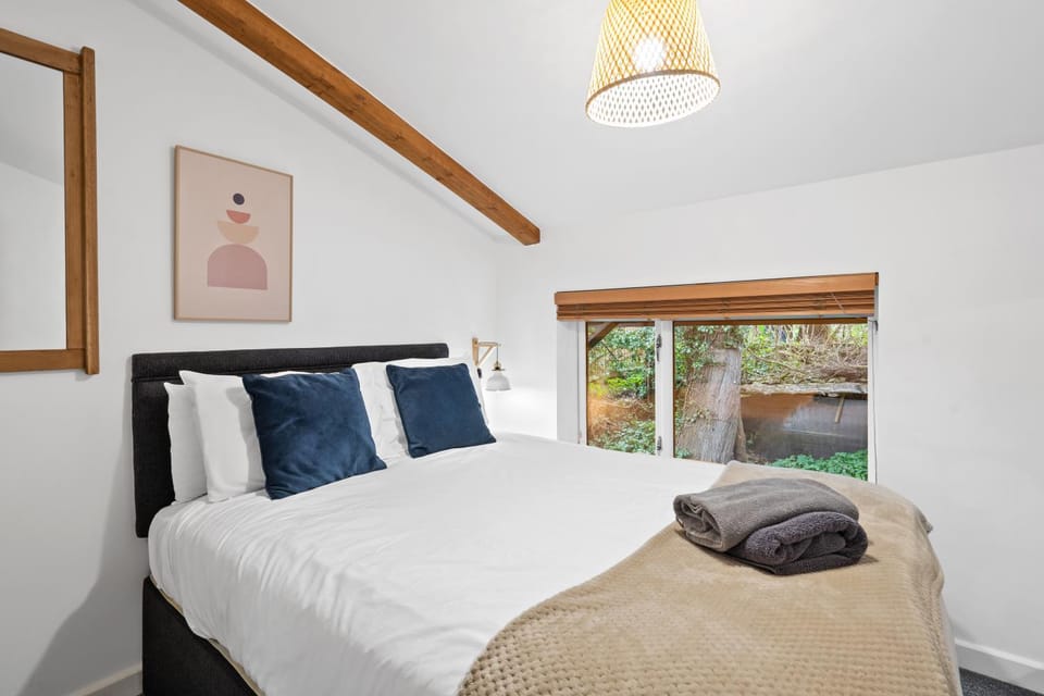 Bed, Bedroom, towels