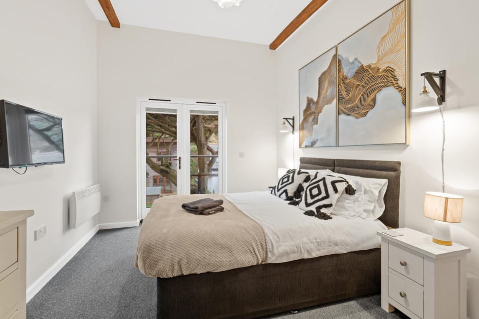 Bed, TV and multimedia, Photo of the whole room, Bedroom