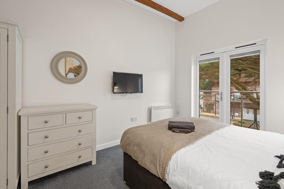 Bed, TV and multimedia, Bedroom
