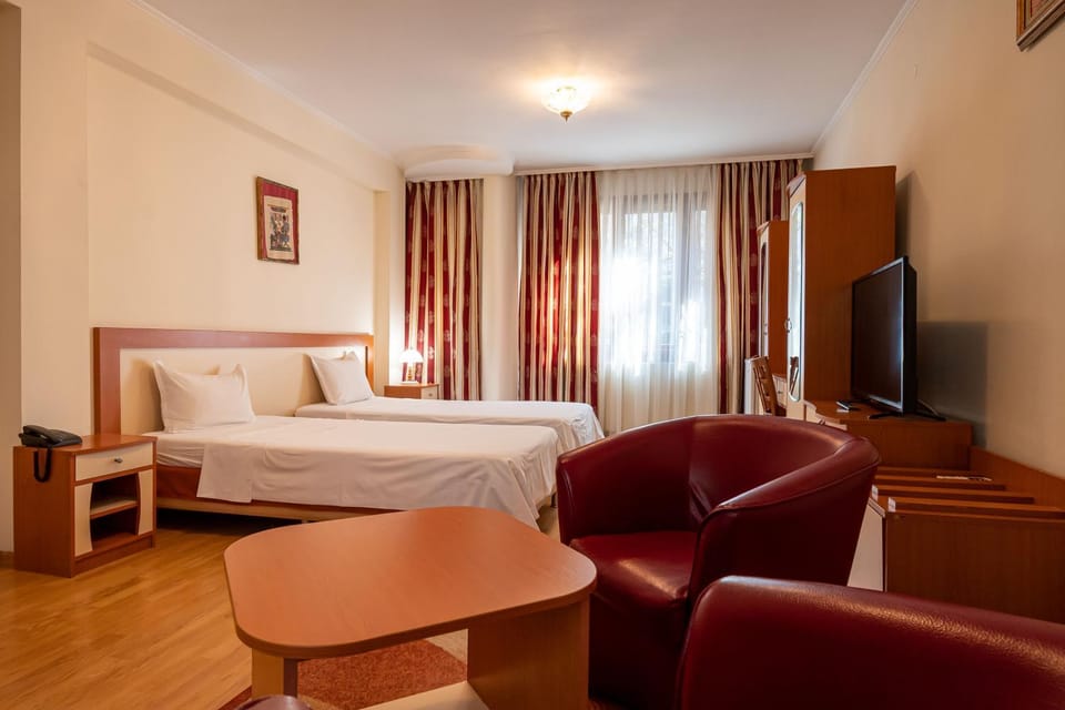 Bed, TV and multimedia, Photo of the whole room, Seating area, hair dresser
