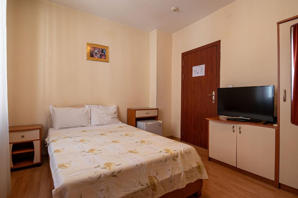 Bed, TV and multimedia, Photo of the whole room, Bedroom, wardrobe