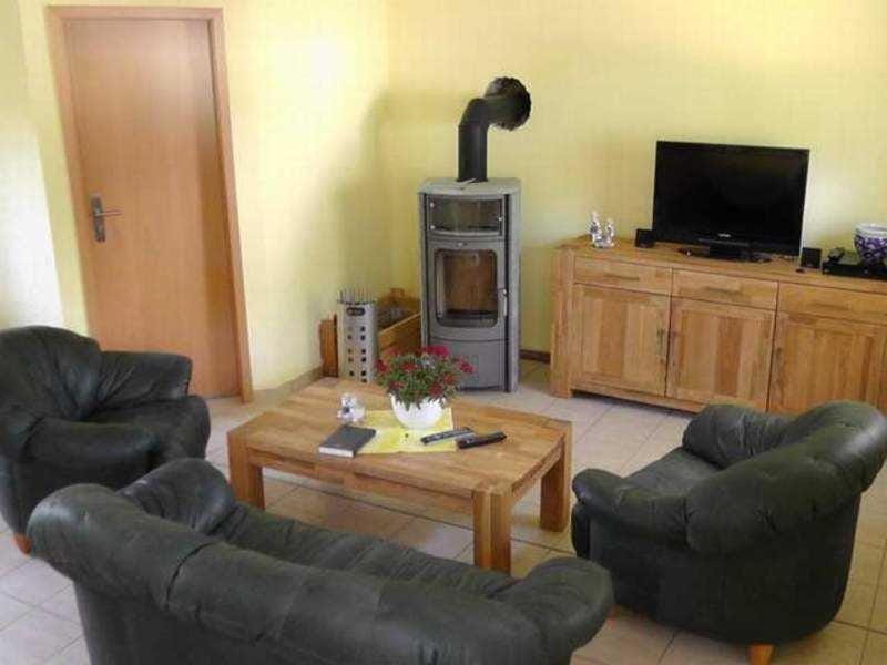 Communal lounge/ TV room, TV and multimedia, Living room, Seating area, Evening entertainment, flat iron