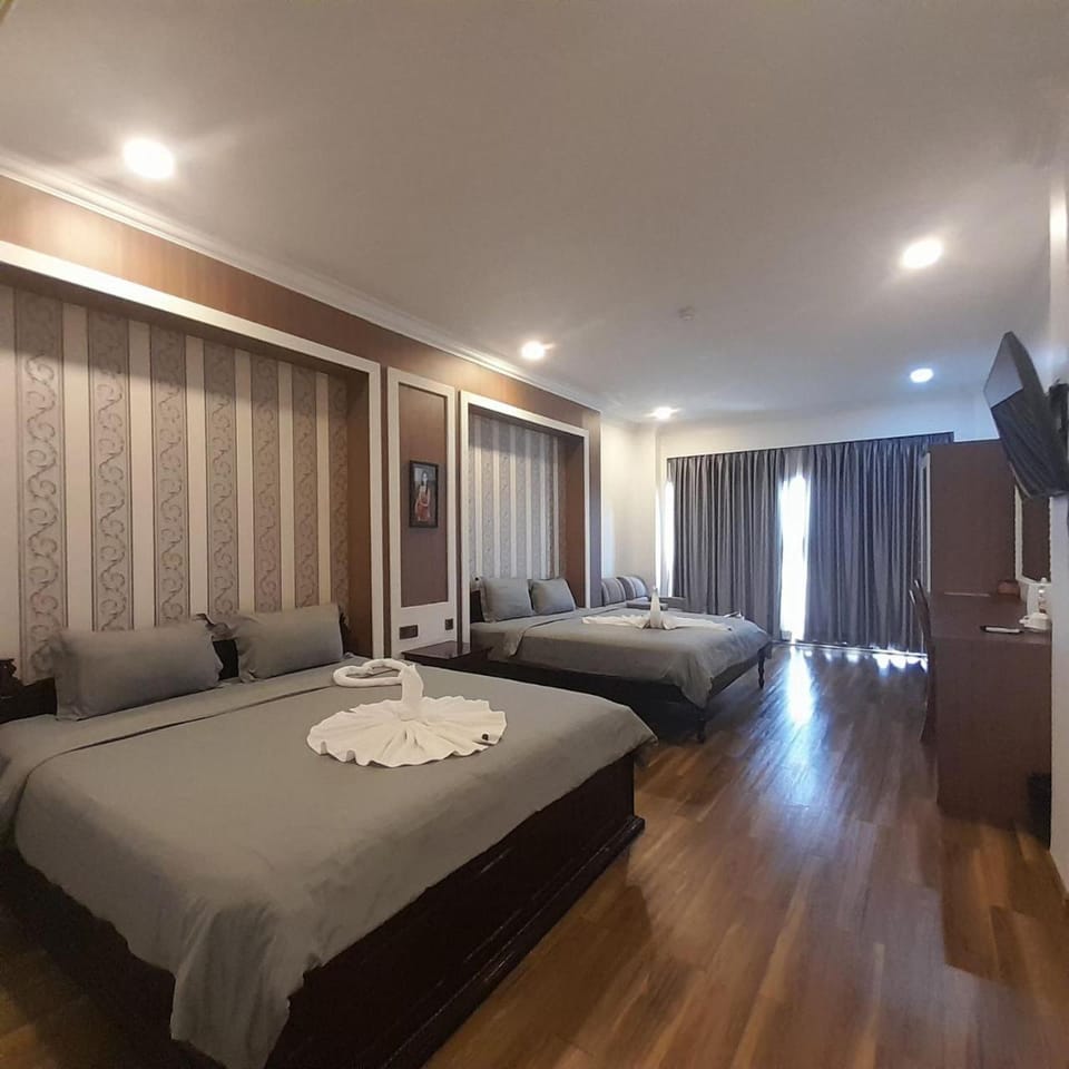 Bed, TV and multimedia, Photo of the whole room, towels