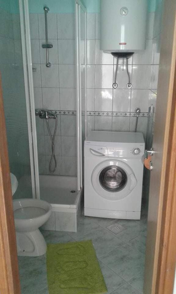Shower, Toilet, Bathroom, towels, washing machine