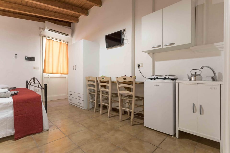 Kitchen or kitchenette, Dining area, Communal kitchen