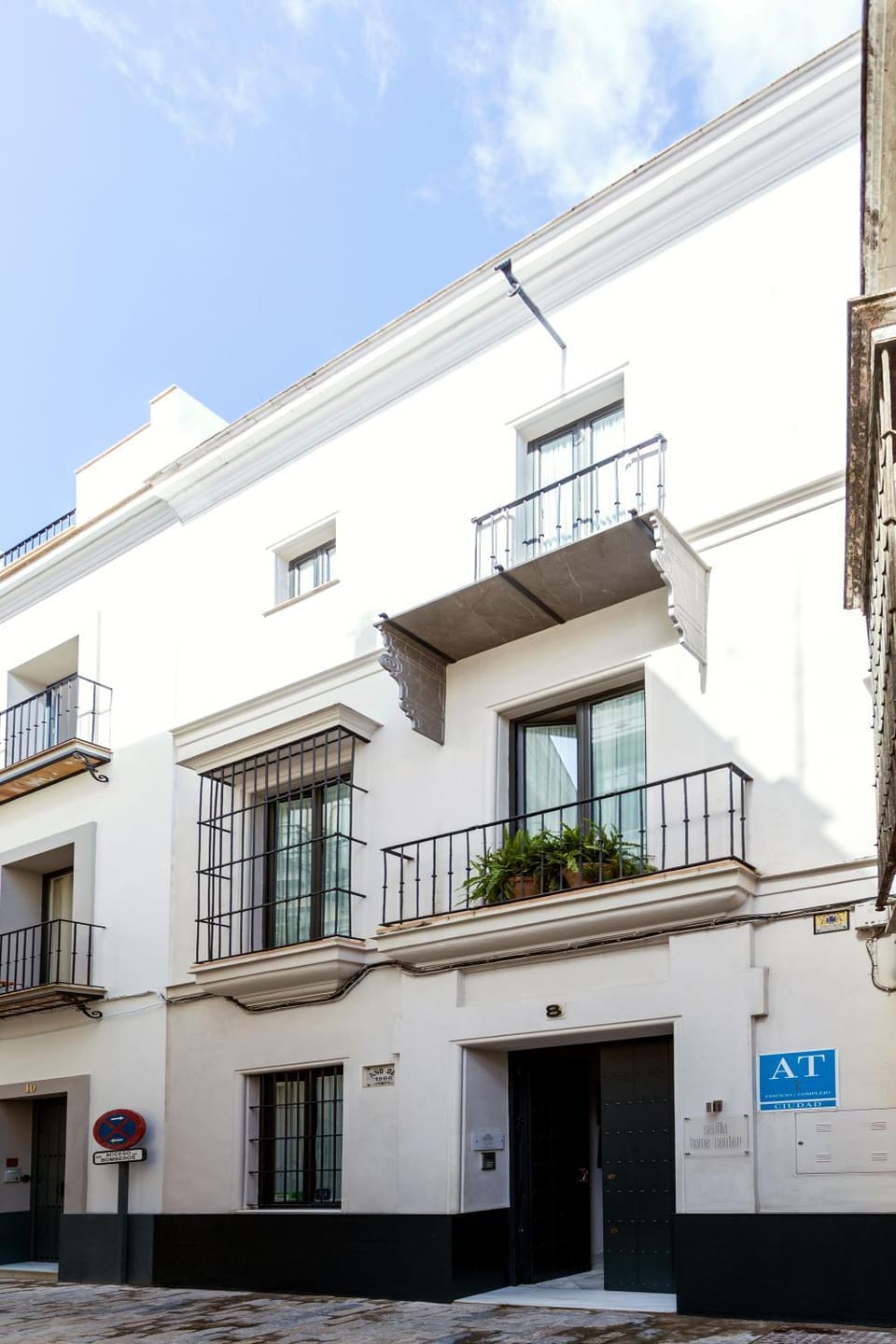 Property building, Facade/entrance, Property logo or sign, Balcony/Terrace, Street view