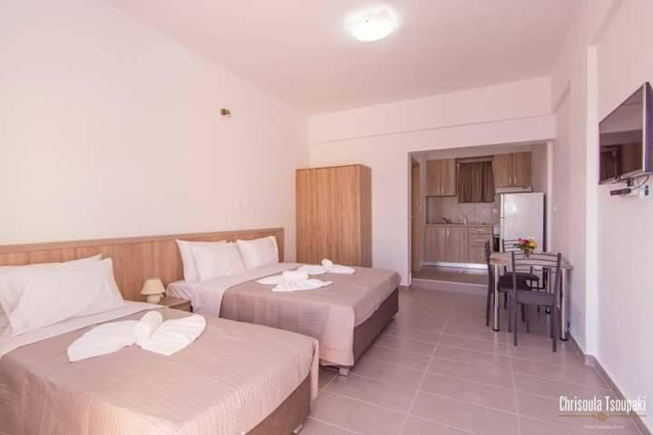Bed, TV and multimedia, Kitchen or kitchenette, Photo of the whole room, Dining area, Bedroom, towels, wardrobe