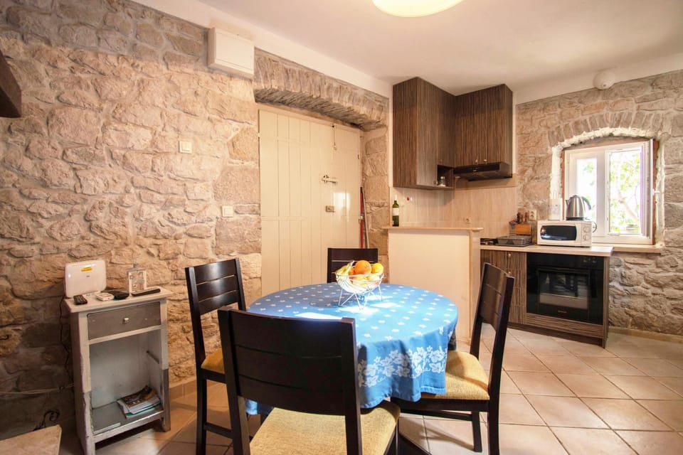 Property building, Kitchen or kitchenette, Living room