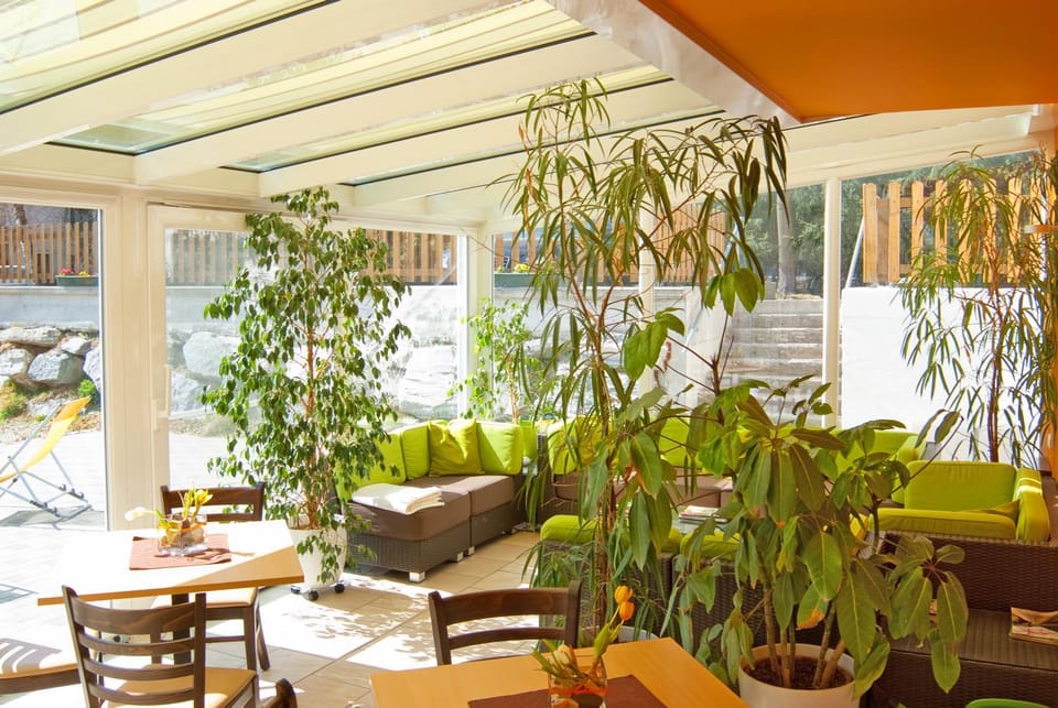 Restaurant/places to eat, Balcony/Terrace